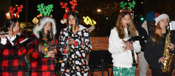 SEAFORD –Seaford’s annual Caroling in the Park, the city’s festive kickoff to the holiday season, will be held Monday, Dec. 2, at Gateway Park. Festivities start at 7 p.m., featuring holiday carols, performances, the lighting of the huge City Christmas Tree, and possibly some visitors from the North Pole. The event is sponsored by the Seaford Department of Parks and Recreation.